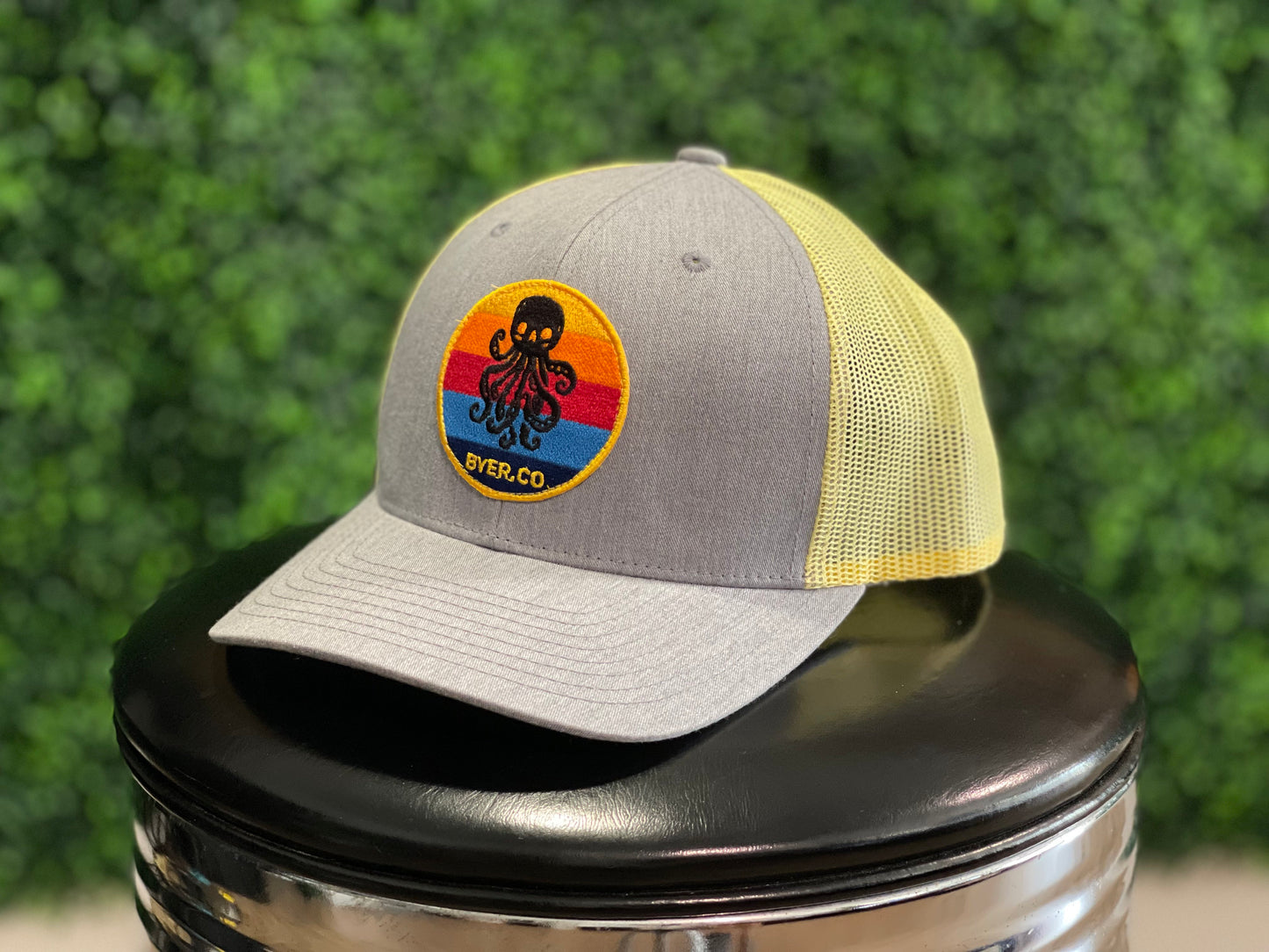 Sunny Curved Trucker Kraken